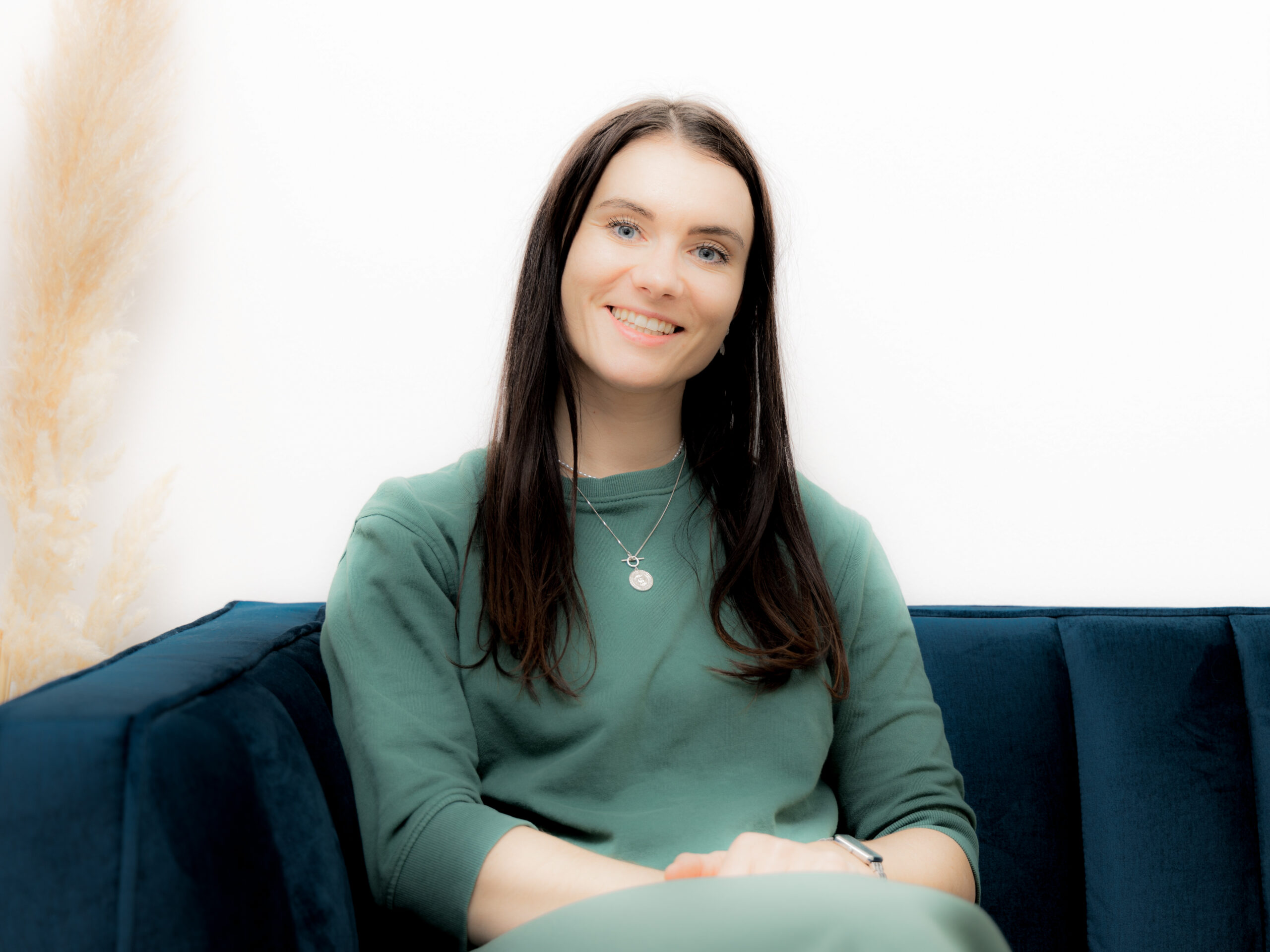 Silvia Moser in ihrer Praxis auf dem Sofa.